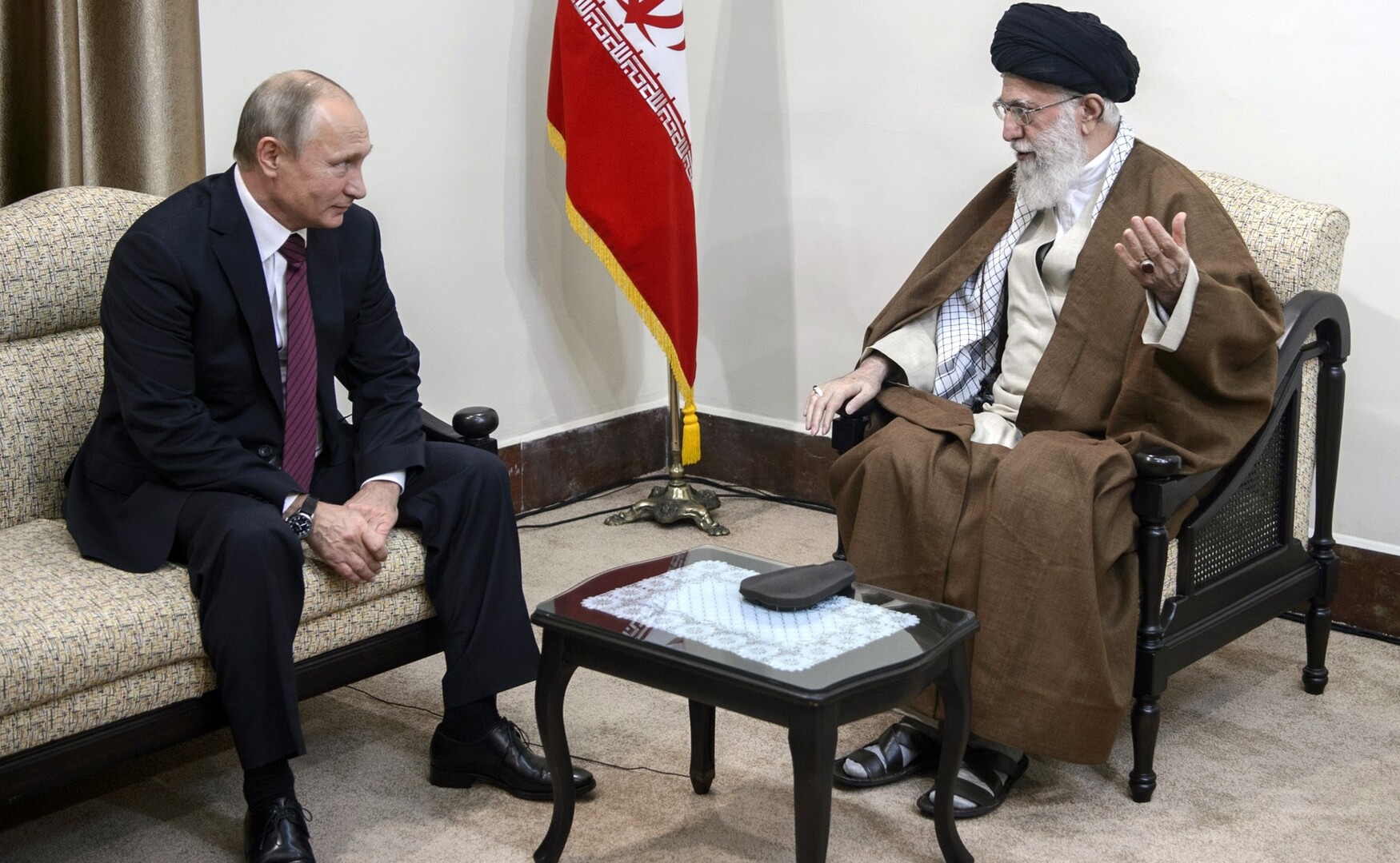 المرشد الأعلى الإيراني علي خامنئي والرئيس الروسي فلاديمير بوتين-صورة أرشيفية