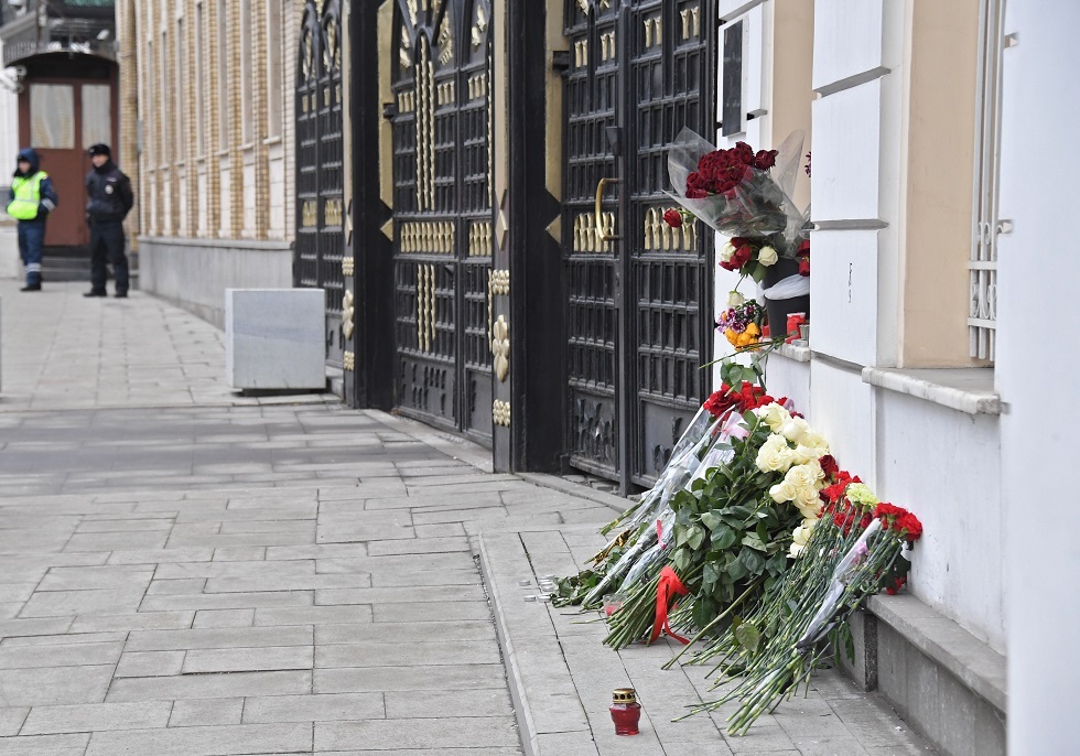 مواطنون روس يضعون الزهور عند السفارة الإيرانية في موسكو تخليدا لذكرى رئيسي (فيديو)