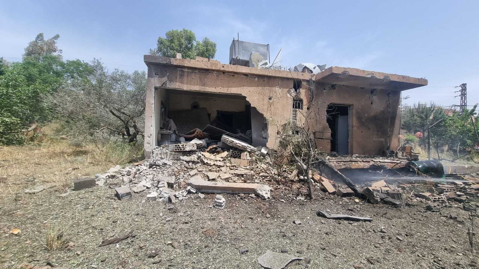 آثار الغارة التي استهدفت منزلا في ميس الجبل.