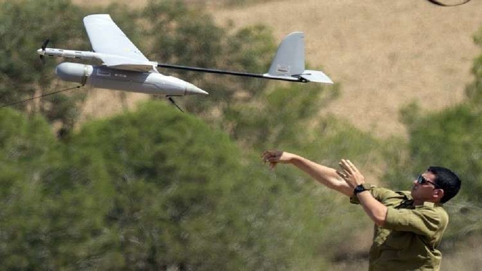 جندي إسرائيلي يطلق طائرة بدون طيار - أرشيف -