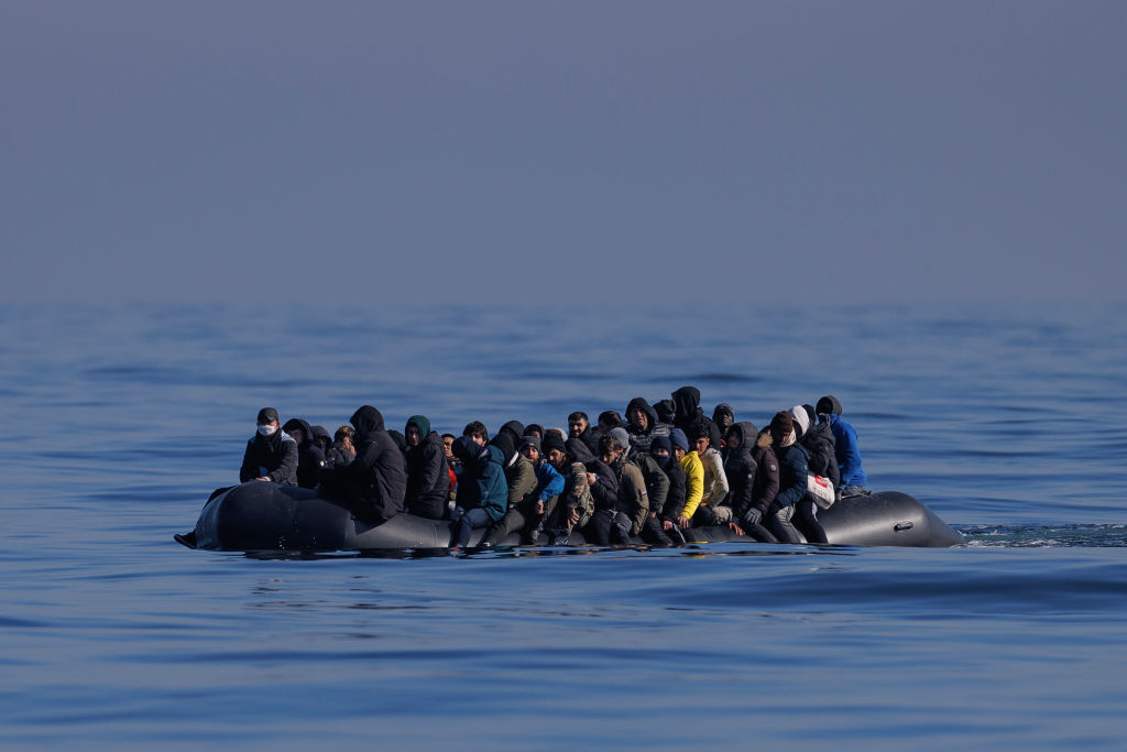 قارب ينقل مهاجرين غير شرعيين، صورة تعبيرية.