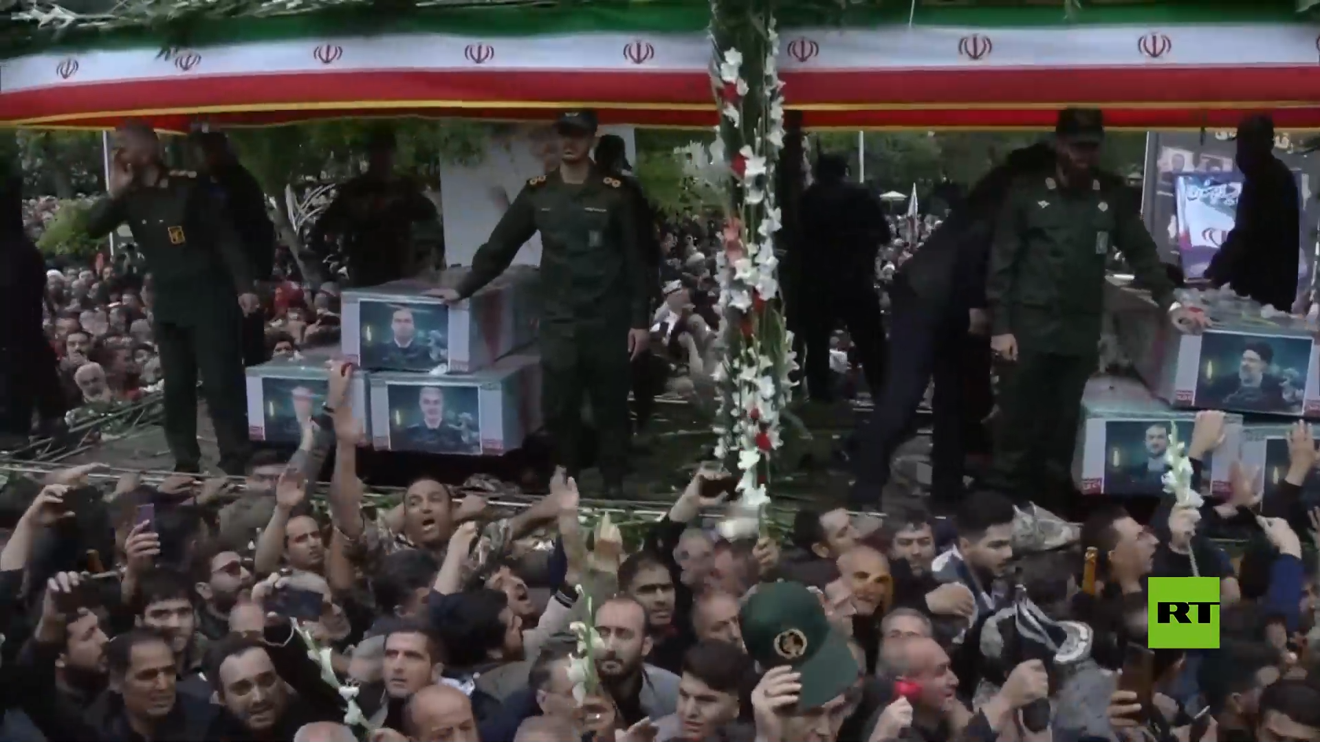 شاهد.. حشد كبير يحيط بشاحنة تحمل جثامين الرئيس الإيراني ورفاقه أثناء مراسم التشييع في تبريز