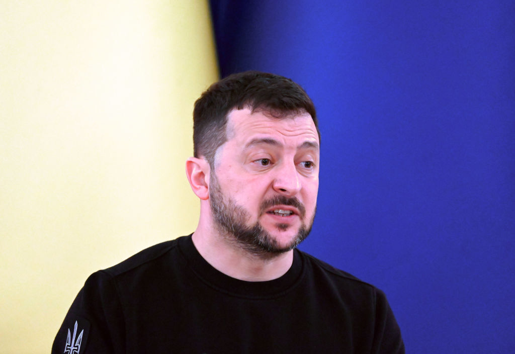 ضابط أوكراني يؤكد أن زيلينسكي يجهل الحقيقة الكاملة للوضع الميداني