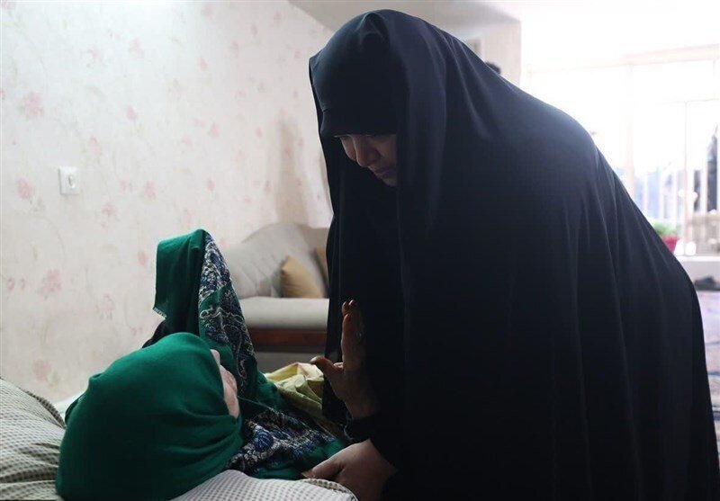 ظهور نادر لوالدة الرئيس الإيراني الراحل  تتلقى التعازي داخل منزلها البسيط (فيديو+ صور)