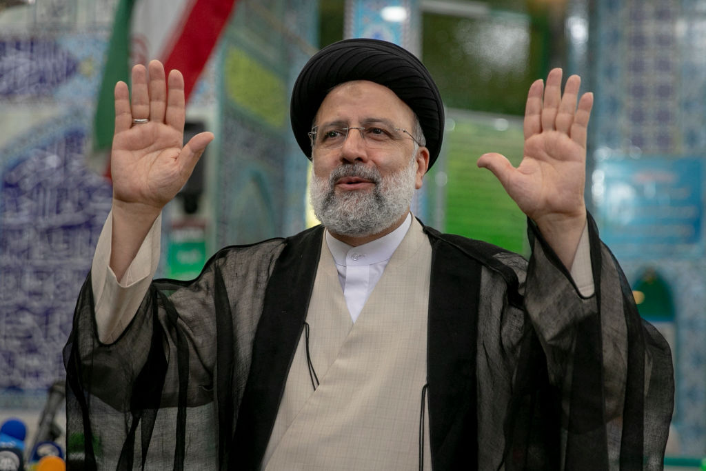 حشود غفيرة من الإيرانيين تتوافد للمشاركة في الصلاة على جثمان رئيسي والوفد المرافق له (فيديو)