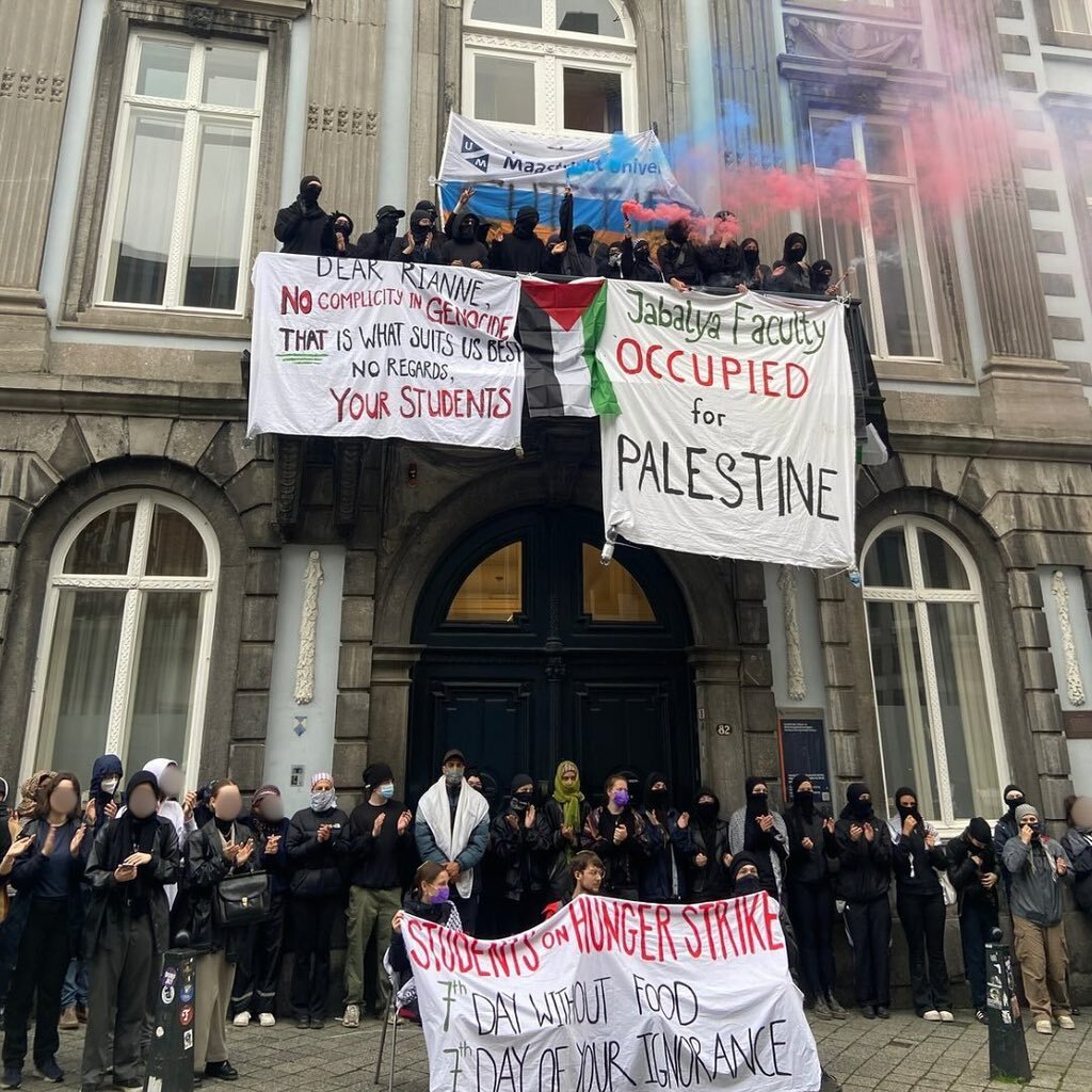 هولندا.. نشطاء مناصرون لفلسطين يحتلون مبنى إحدى كليات جامعة ماستريخت (صور)