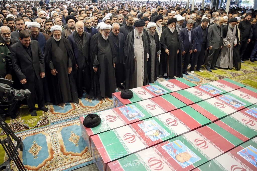 المرشد الأعلى الإيراني علي خامنئي، يصلي على جثمان الرئيس الراحل إبراهيم رئيسي ومرافقيه.