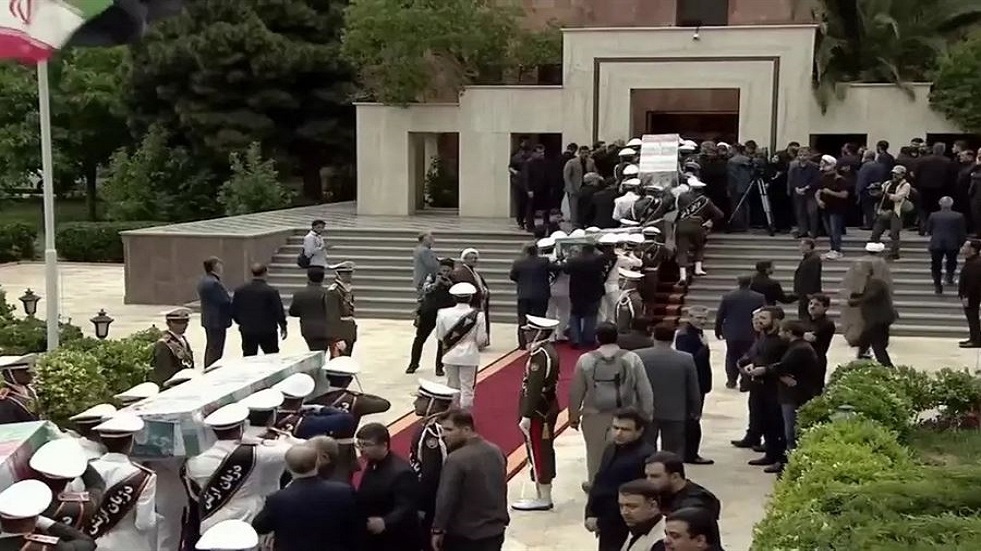 إيران.. دفن رئيسي في أقدس مكان ببلاده (صور + فيديو)