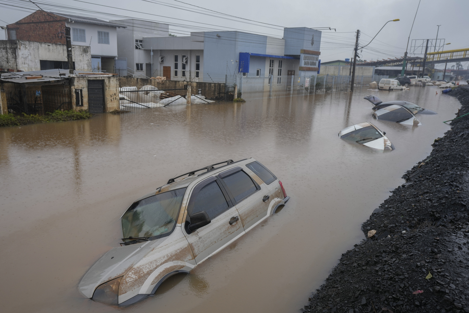 أول حالة وفاة بمرض معد انتقل بمياه الفيضانات الملوثة جنوب البرازيل (فيديو)