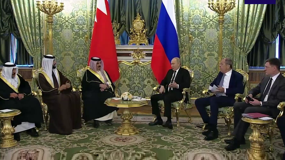 بوتين مستقبلا الملك حمد بن عيسى: مواقف روسيا والبحرين متقاربة إزاء  العديد من القضايا الدولية