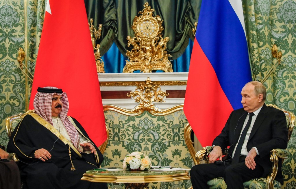 ملك البحرين حمد بن عيسى آل خليفة والرئيس الروسي فلاديمير بوتين، 23 مايو 2024.