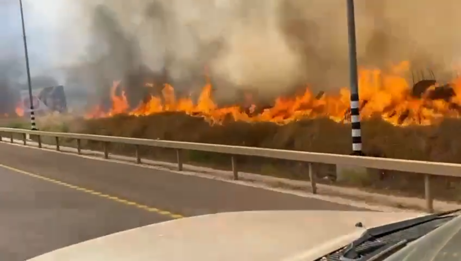 بالفيديو..اندلاع النيران بين مستوطنتي كريات شمونة وبيت هيلل إثر سقوط صواريخ أطلقت من لبنان