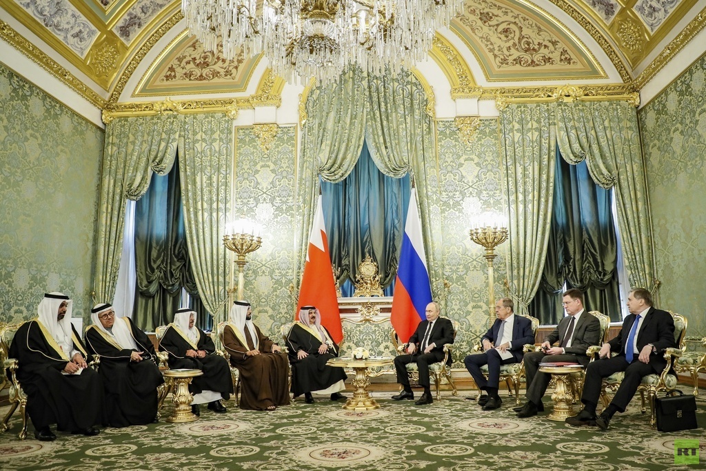 الرئيس الروسي يوجه الدعوة لملك البحرين لحضور قمة 