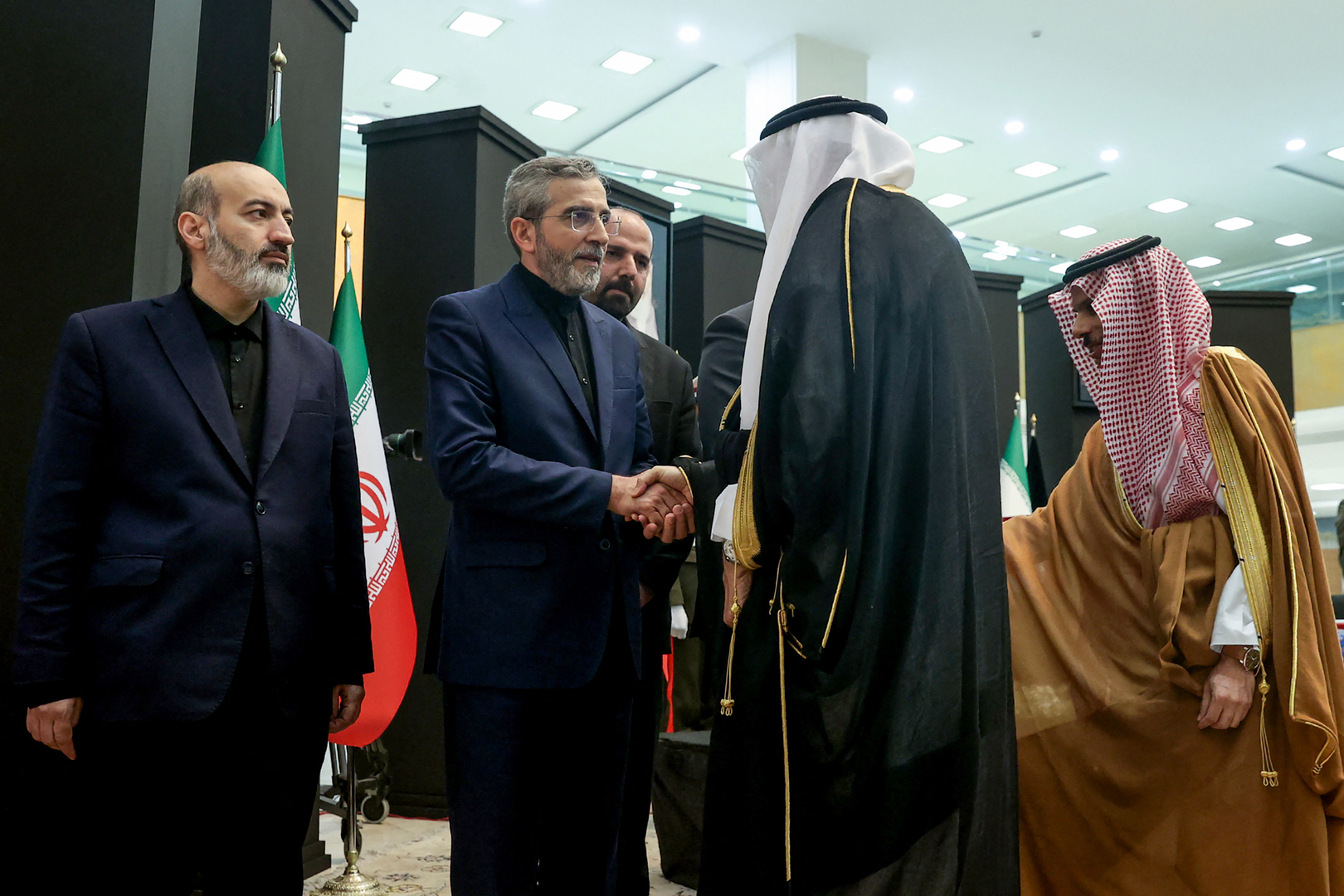طريقة استقبال وزير خارجية السعودية في عزاء الرئيس إبراهيم رئيسي تثير تفاعلا كبيرا (فيديو)