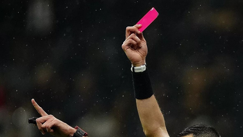 البطاقة الوردية تدخل ملاعب كرة القدم.. متى وكيف يمكن استخدامها؟