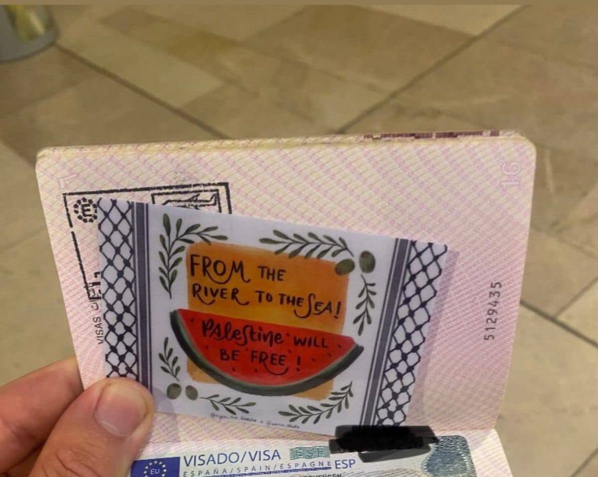 مسافر فلسطيني يتفاجأ ببطاقة في جواز سفره بعد ختمه في مطار مدريد الإسباني..(صورة)