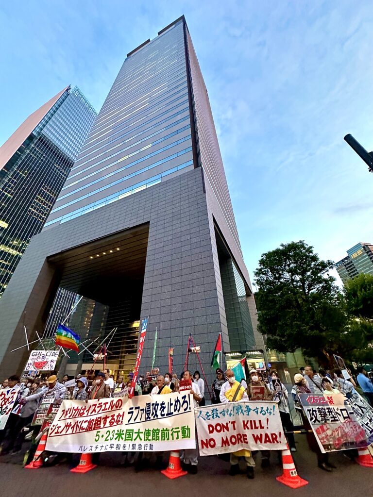 احتجاج مئات اليابانيين أمام السفارة الأمريكية في طوكيو تضامنا مع فلسطين (فيديو)