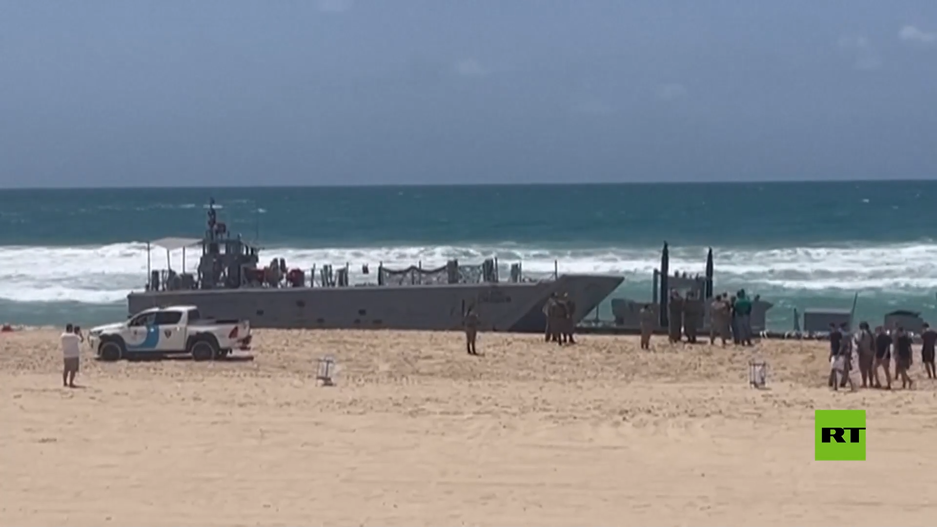 للمرة الثانية في أقل من شهر.. الرصيف الأمريكي العائم في شاطئ غزة يتمزق ويصل تل أبيب (فيديو)