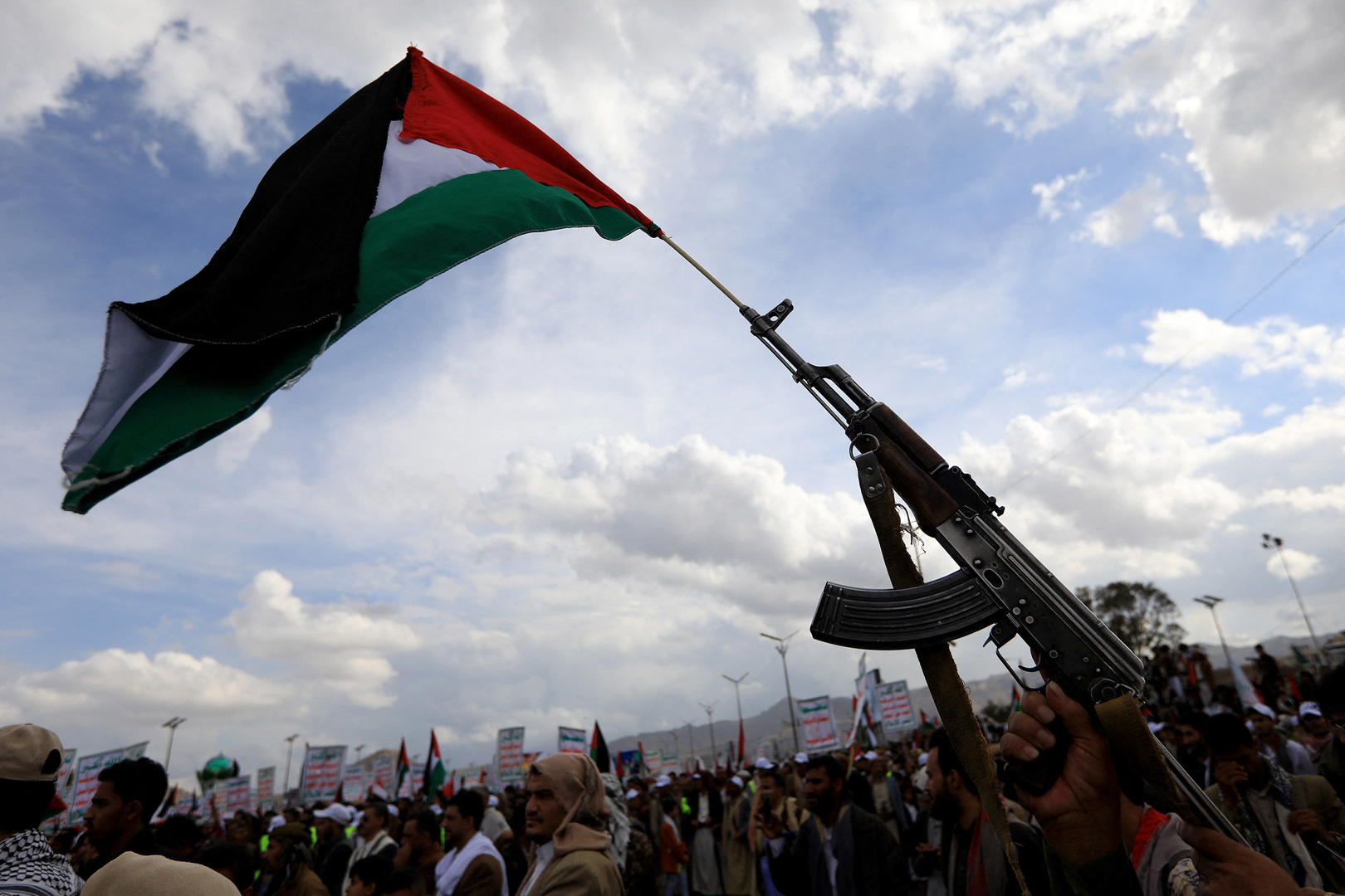 الحوثيون يعلقون على إعلان أبو عبيدة أسر وقتل جنود إسرائيليين في جباليا