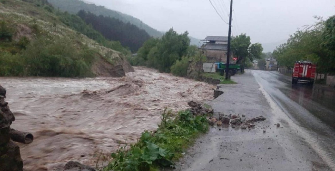 خسائر بشرية ومادية جراء فيضانات عارمة تجتاح شمالي أرمينيا (فيديو)