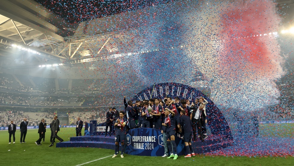 باريس سان جيرمان يرفع كأس فرنسا.. ويودع نجمه مبابي برفعه على الاكتفاف  (فيديو)