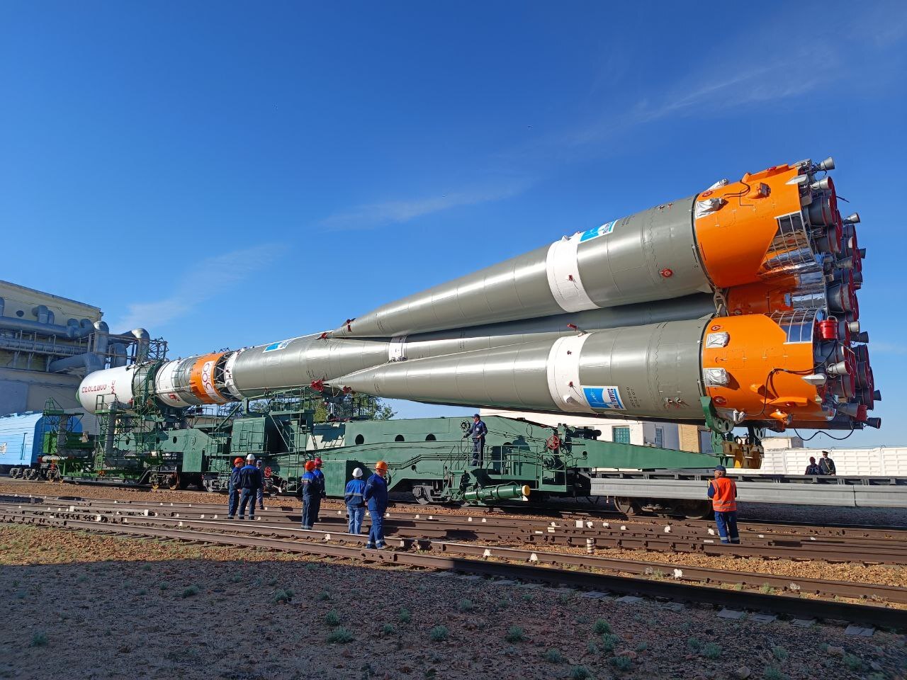 روسيا.. نصب صاروخ Soyuz-2.1a في قاعدة 