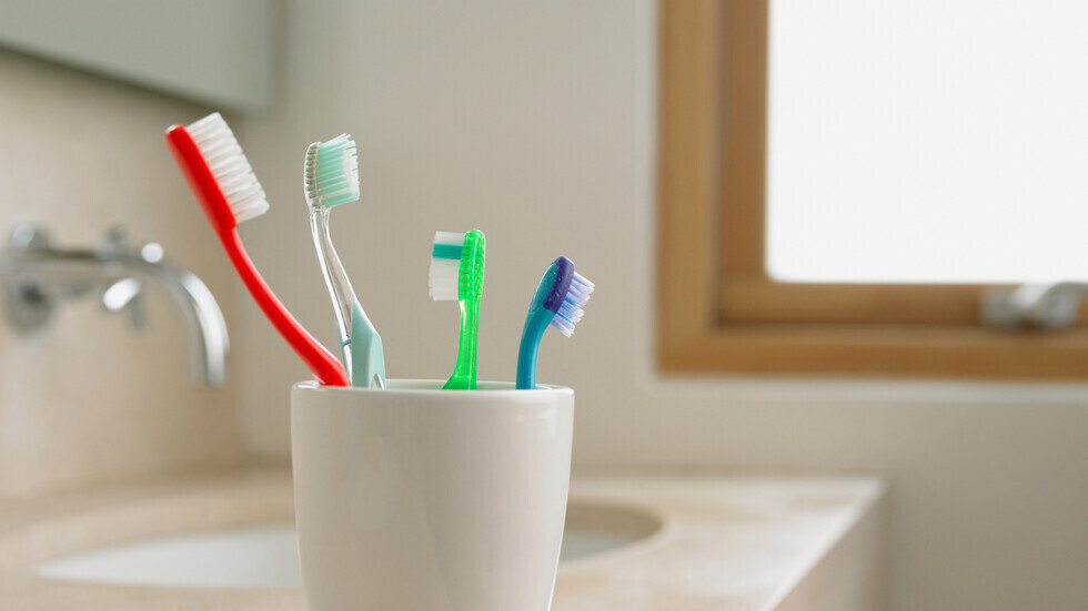 ممارسة شائعة تزيد من تراكم الجراثيم والبكتيريا في فرشاة الأسنان