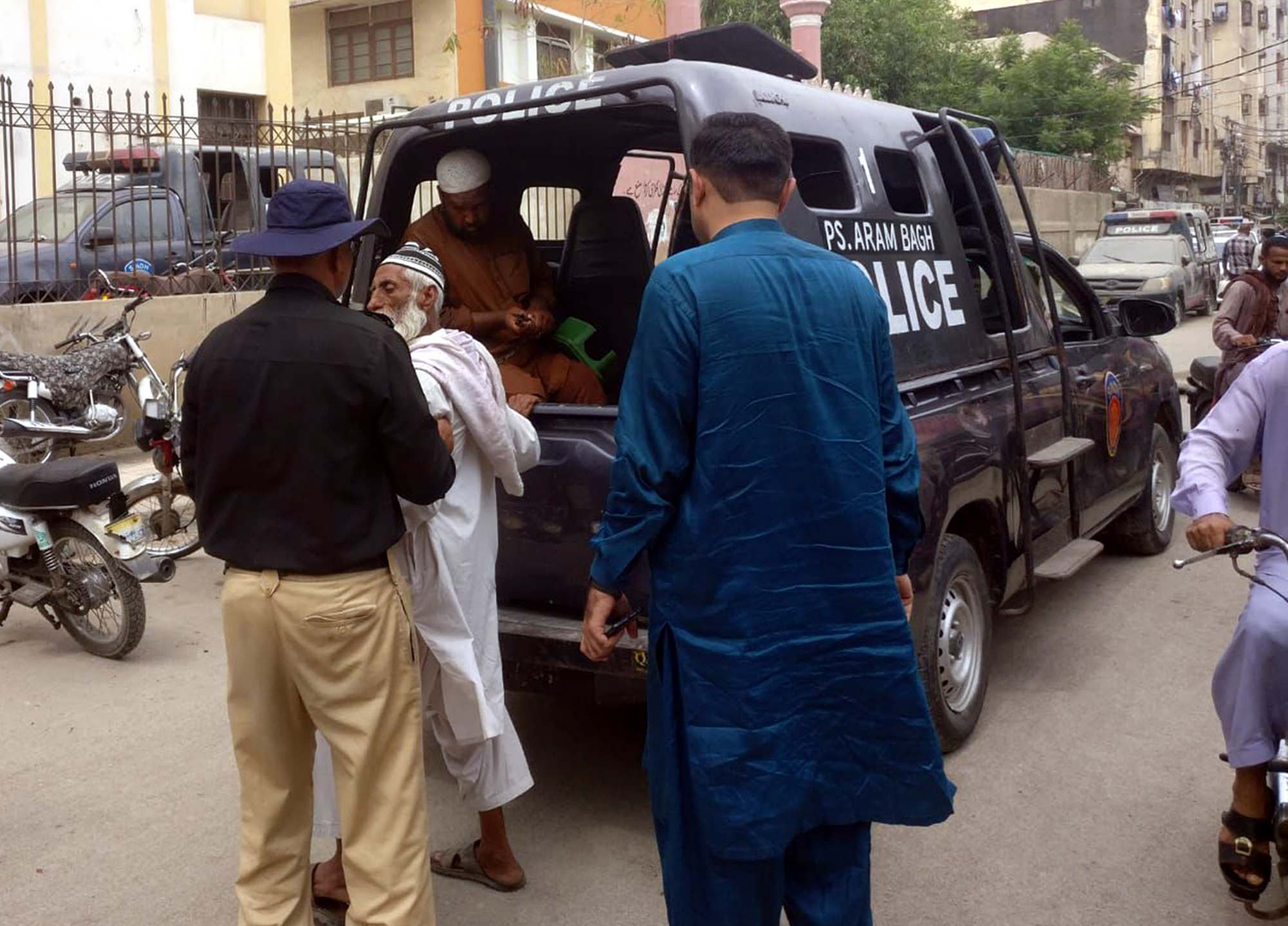 الشرطة الباكستانية تعتقل 100 مسلم بعد اعتداء على رجل دين مسيحي وابنه