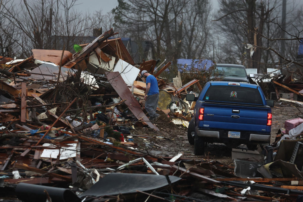 ولاية  كنتاكي تحذر من طقس أكثر قسوة بعد العواصف التي قتلت 14 شخصا