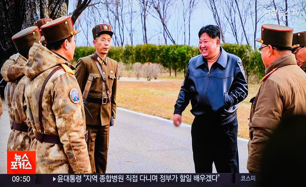 زعيم كوريا الشمالية كيم جونغ أون في جولة على مواقع عسكرية