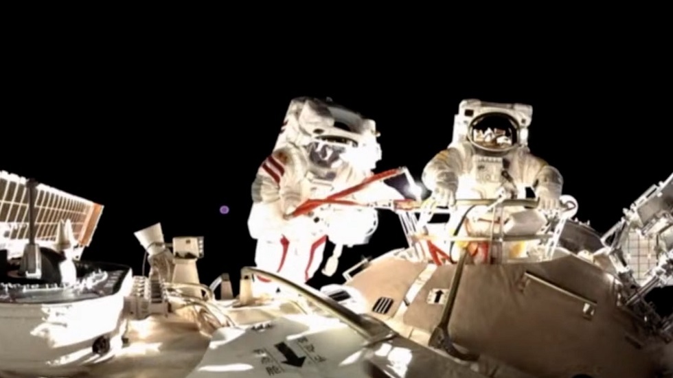 الرواد الصينيون ينفذون مهمة في الفضاء المفتوح (فيديو)