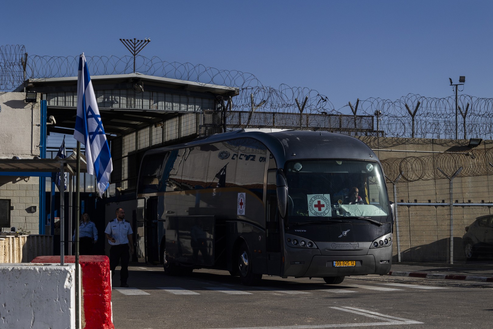 نادي الأسير: إسرائيل تعتقل أكثر من 9300 فلسطيني بينهم 75 امرأة و250 طفلا