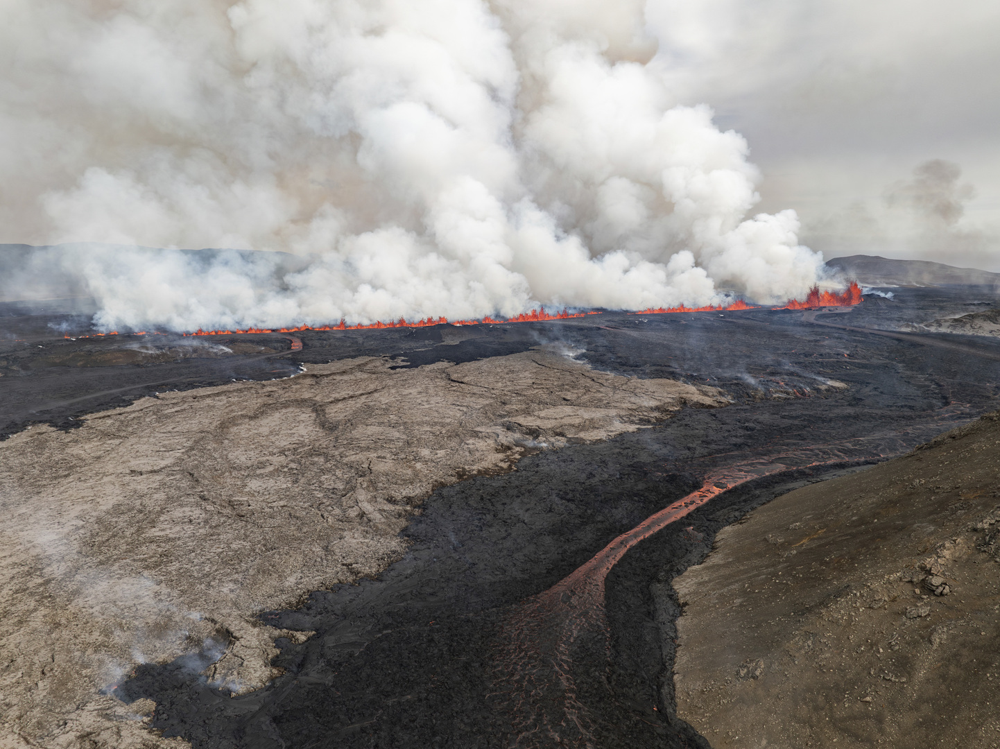بركان يثور في جنوب غرب آيسلندا مطلقا حمما حمراء بارتفاع 50 مترا (صور وفيديوهات)