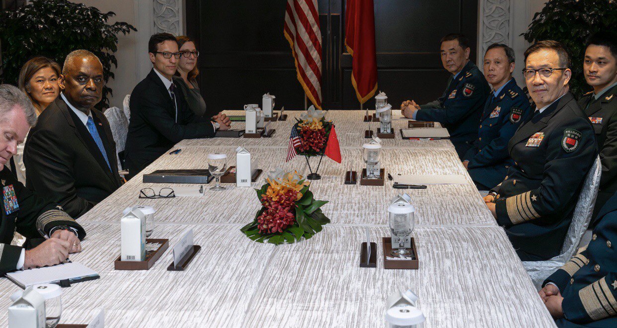 أحداث الشرق الأوسط وأوكرانيا وتايوان في صلب محادثات وزيري الدفاع الصيني والأمريكي