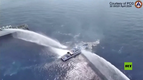 بالفيديو.. سفن صينية تستخدم خراطيم المياه ضد خفر سواحل الفلبين