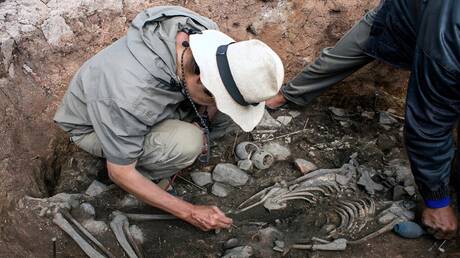 علماء الآثار الروس يكتشفون بقايا هياكل بشرية عمرها حوالي 2000 عام...