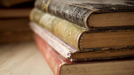 تحذيرات من علامات في كتبك القديمة قد تعني أنها "سامة عند اللمس"