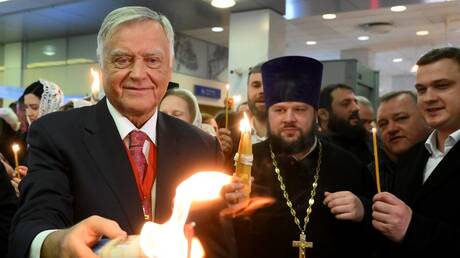 الوفد الروسي يحمل النار المقدسة إلى موسكو