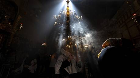 الأرثوذكس الشرقيون يحتفلون بمراسم "النار المقدسة" في القدس (صور)