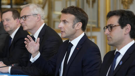 ماكرون: فرنسا ليست بحالة حرب مع روسيا