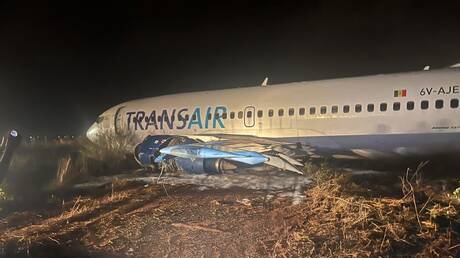 السنغال.. إصابة 11 شخصا إثر انحراف طائرة ركاب عن المدرج قبل إقلاعها (فيديو + صور)