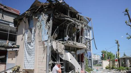 مقتل 3 مدنيين وإصابة آخرين بقصف أوكراني لمدينة دونيتسك (فيديو)