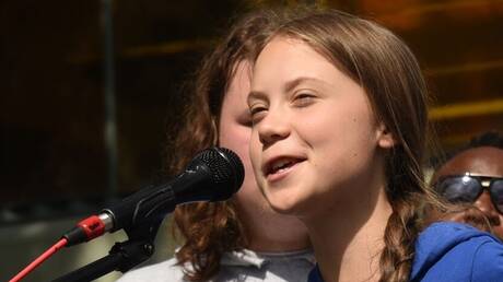 إبعاد الناشطة المناخية غريتا بالقوة من مظاهرة لدعم فلسطين خلال مسابقة الأغنية الأوروبية
