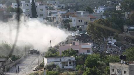 مستوطنون يحرقون منزل مواطن فلسطيني جنوبي نابلس ويخطون عليه عبارات عنصرية (فيديو)