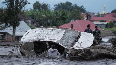 عشرات القتلى جراء الفيضانات وتدفق الحمم البركانية في إندونيسيا (صور+فيديو)
