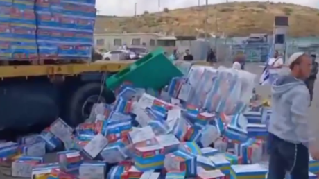المستوطنون ينهبون شاحنات المساعدات الإنسانية المتجهة إلى غزة (فيديو)