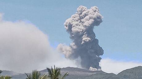 بالفيديو.. ثوران بركان في إندونيسيا أطلق رماده لارتفاع 5 آلاف متر