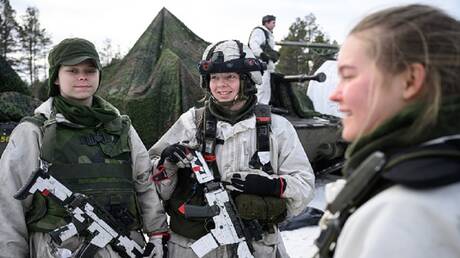وزير دفاع السويد: لن نرسل قوات إلى أوكرانيا وسننظر في مقترحات 