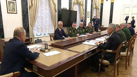 لا تغييرات في هيئة الأركان.. بوتين يجتمع بقادة المناطق العسكرية الروسية ويؤكد 