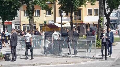 شاهد.. اعتقال مطلق النار على رئيس وزراء سلوفاكيا مباشرة في مكان الحدث